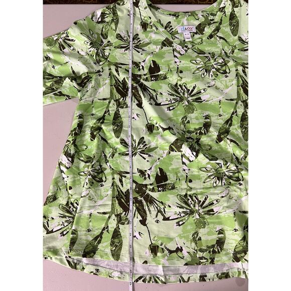 DENIM & CO. WOMEN'S PRINTED V-NECK 3/4 SLEEVE TOP GREEN - Picture 6 of 6